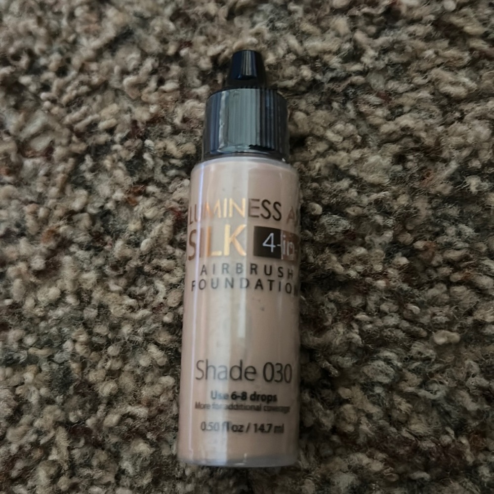 NWT- Luminess Air 4 in 1 airbrush foundation.